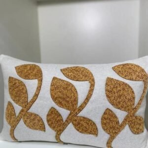 CAPA  ALMOFADA 50X30 EM LINHO RETANGULAR BORDADA E APLICAÇÃO BOUCLÉ MOSTADA
