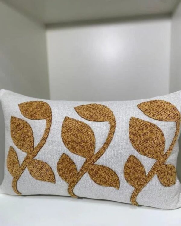 CAPA  ALMOFADA 50X30 EM LINHO RETANGULAR BORDADA E APLICAÇÃO BOUCLÉ MOSTADA