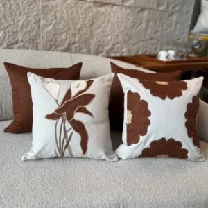 KIT C/ 4 CAPAS 45X45 SENDO DUAS LISAS E DUAS BORDADAS EM APLICAÇÃO - CHOCOLATE