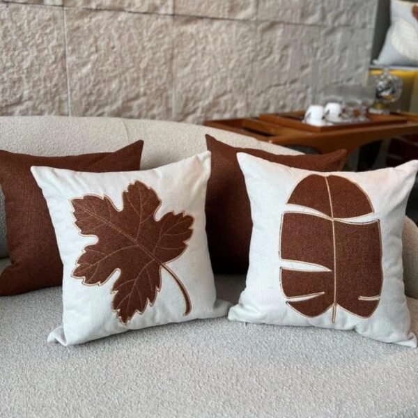 KIT C/ 4 CAPAS 45X45 SENDO DUAS LISAS E DUAS BORDADAS EM APLICAÇÃO - CHOCOLATE