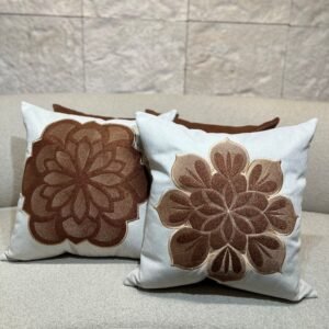 KIT C/ 4 CAPAS 45X45 SENDO DUAS LISAS E DUAS BORDADAS EM APLICAÇÃO - CHOCOLATE MOD 04