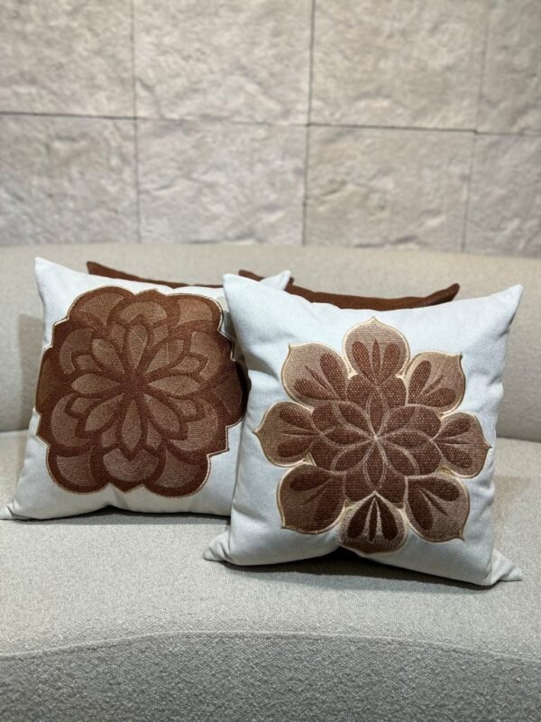 KIT C/ 4 CAPAS 45X45 SENDO DUAS LISAS E DUAS BORDADAS EM APLICAÇÃO - CHOCOLATE MOD 04
