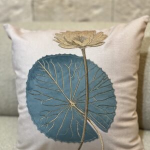 CAPA AVULSA EM VELUDO WOLF 45X45 BORDADA E APLICAÇÃO  EM VELUDO AZUL THIFFANY