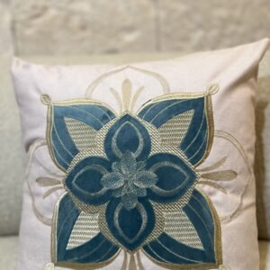 CAPA AVULSA EM VELUDO WOLF 45X45 BORDADA E APLICAÇÃO  EM VELUDO AZUL THIFFANY