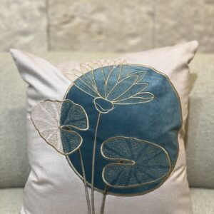 CAPA AVULSA EM VELUDO WOLF 45X45 BORDADA E APLICAÇÃO  EM VELUDO AZUL THIFFANY