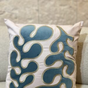 CAPA AVULSA EM VELUDO WOLF 45X45 BORDADA E APLICAÇÃO  EM VELUDO AZUL THIFFANY
