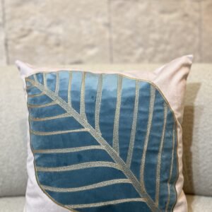 CAPA AVULSA EM VELUDO WOLF 45X45 BORDADA E APLICAÇÃO  EM VELUDO AZUL THIFFANY