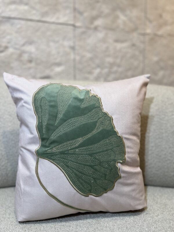 CAPA AVULSA EM VELUDO WOLF 45X45 BORDADA E APLICAÇÃO EM VELUDO VERDE MENTA