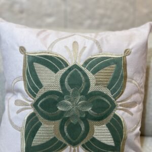 CAPA AVULSA EM VELUDO WOLF 45X45 BORDADA E APLICAÇÃO EM VELUDO VERDE MENTA
