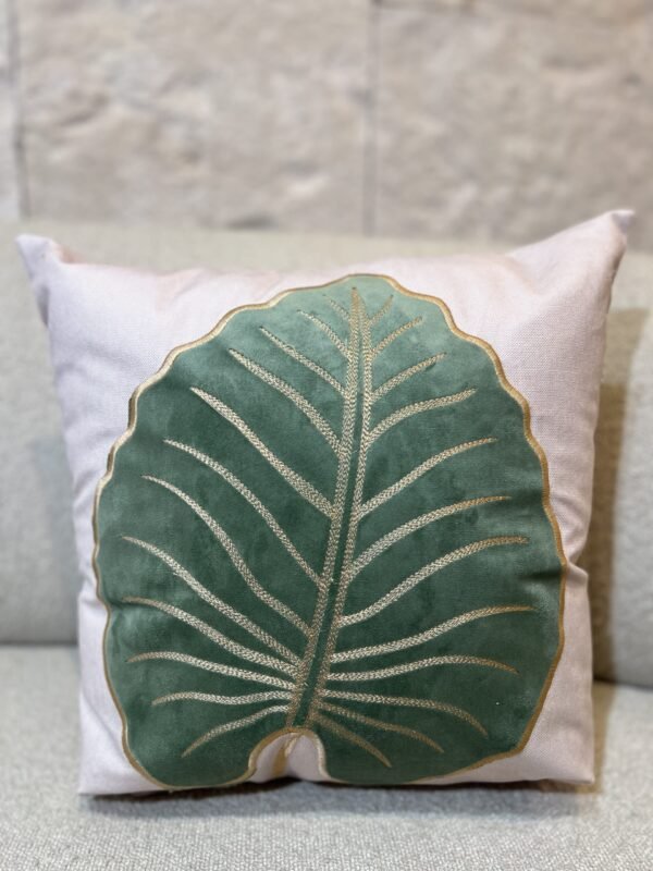 CAPA AVULSA EM VELUDO WOLF 45X45 BORDADA E APLICAÇÃO EM VELUDO VERDE MENTA