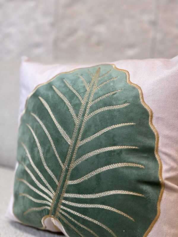 CAPA AVULSA EM VELUDO WOLF 45X45 BORDADA E APLICAÇÃO EM VELUDO VERDE MENTA - Imagem 3