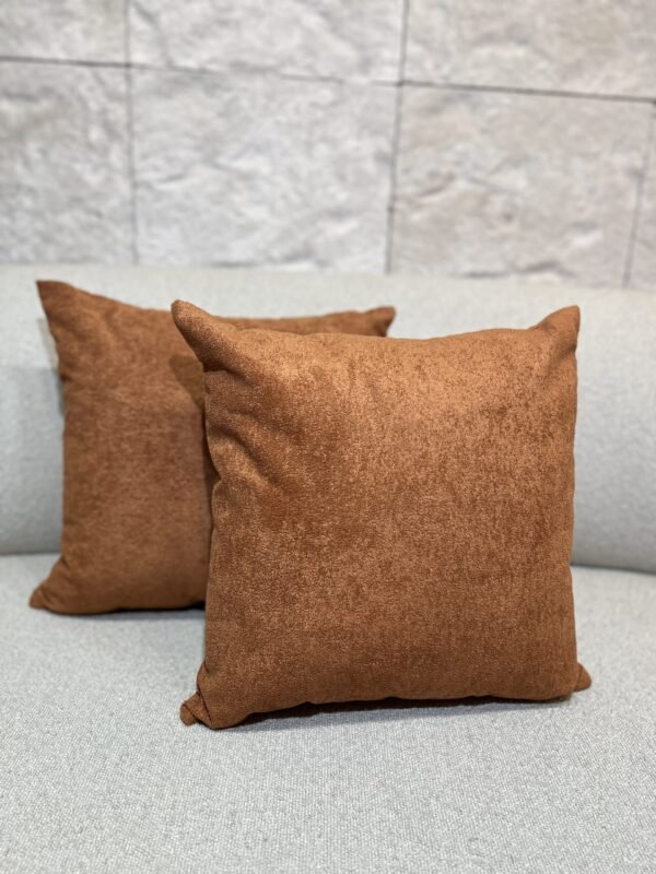 KIT C/ 4 CAPAS 45X5 SENDO DUAS BORDADAS EM LINHO COM APLIC EM BOUCLÉ TERRACOTA E DUAS LISAS NO BOUCLÉ - Imagem 2