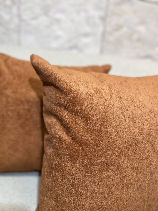 KIT C/ 4 CAPAS 45X5 SENDO DUAS BORDADAS EM LINHO COM APLIC EM BOUCLÉ TERRACOTA E DUAS LISAS NO BOUCLÉ - Imagem 3