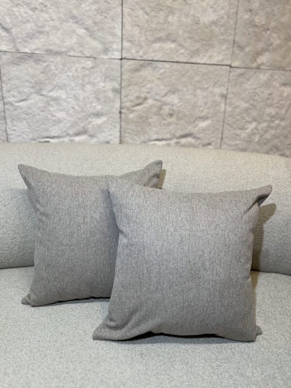 KIT C/ 4 CAPAS 45X5 BEGE SENDO DUAS BORDADAS EM LINHO COM APLIC EM LINHO E DUAS LISAS NO LINHO MOD 9 - Imagem 2