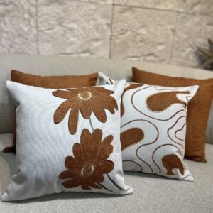 KIT C/ 4 CAPAS 45X5 SENDO DUAS BORDADAS EM LINHO COM APLIC EM BOUCLÉ TERRACOTA E DUAS LISAS NO BOUCLÉ