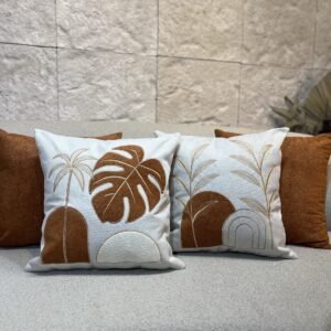 KIT C/ 4 CAPAS 45X5 SENDO DUAS BORDADAS EM LINHO COM APLIC EM BOUCLÉ TERRACOTA E DUAS LISAS NO BOUCLÉ