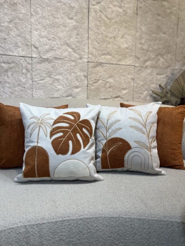 KIT C/ 4 CAPAS 45X5 SENDO DUAS BORDADAS EM LINHO COM APLIC EM BOUCLÉ TERRACOTA E DUAS LISAS NO BOUCLÉ