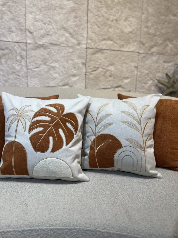 KIT C/ 4 CAPAS 45X5 SENDO DUAS BORDADAS EM LINHO COM APLIC EM BOUCLÉ TERRACOTA E DUAS LISAS NO BOUCLÉ - Imagem 6