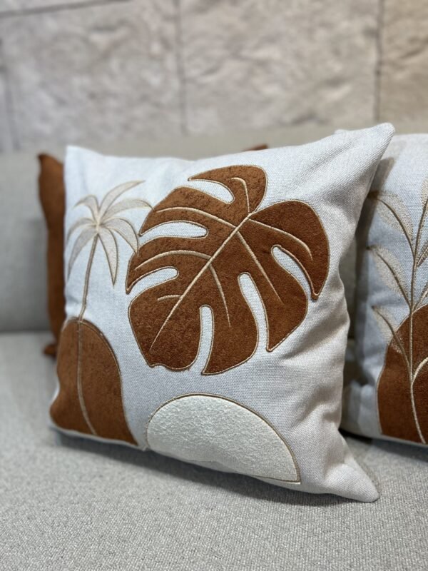 KIT C/ 4 CAPAS 45X5 SENDO DUAS BORDADAS EM LINHO COM APLIC EM BOUCLÉ TERRACOTA E DUAS LISAS NO BOUCLÉ - Imagem 4