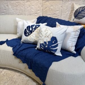 KIT DE 4 CAPAS 45X45 EM LINHO SENDO 2 BORDADAS EM MOLDURA DOURADA E DUAS COM APLICAÇÕES EM VELUDO JOLLIE AZUL MARINHO
