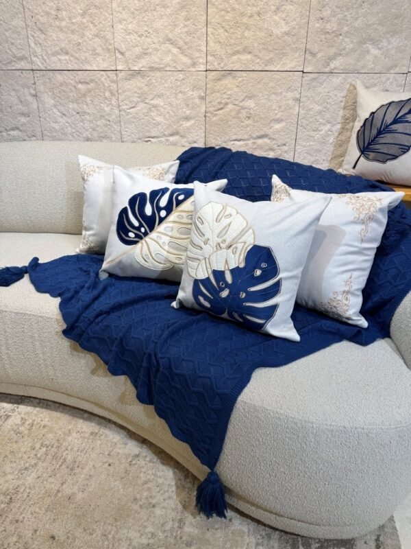 KIT DE 4 CAPAS 45X45 EM LINHO SENDO 2 BORDADAS EM MOLDURA DOURADA E DUAS COM APLICAÇÕES EM VELUDO JOLLIE AZUL MARINHO