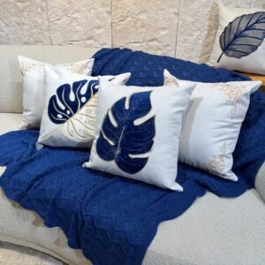 KIT DE 4 CAPAS 45X45 EM LINHO SENDO 2 BORDADAS EM MOLDURA DOURADA E DUAS COM APLICAÇÕES EM VELUDO JOLLIE AZUL MARINHO