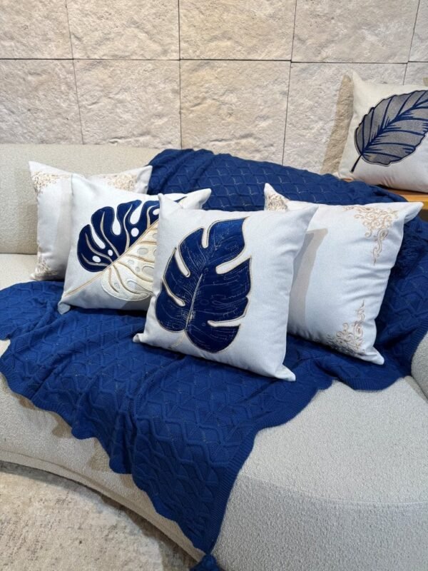 KIT DE 4 CAPAS 45X45 EM LINHO SENDO 2 BORDADAS EM MOLDURA DOURADA E DUAS COM APLICAÇÕES EM VELUDO JOLLIE AZUL MARINHO