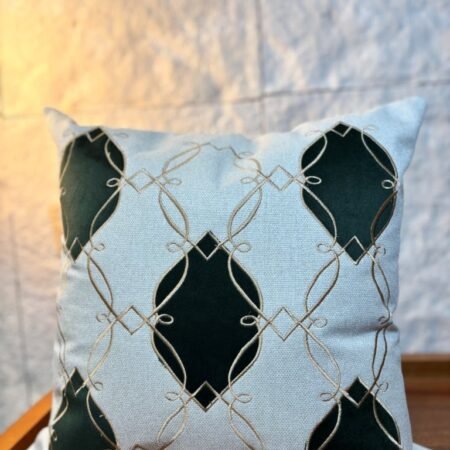 CAPA EM LINHO AVULSA 45X45 BORDADA COM APLICAÇÕES EM VELUDO JOLIE VERDE MILITAR