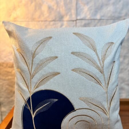 CAPA EM LINHO AVULSA 45X45 BORDADA COM APLICAÇÕES EM VELUDO JOLIE AZUL MARINHO