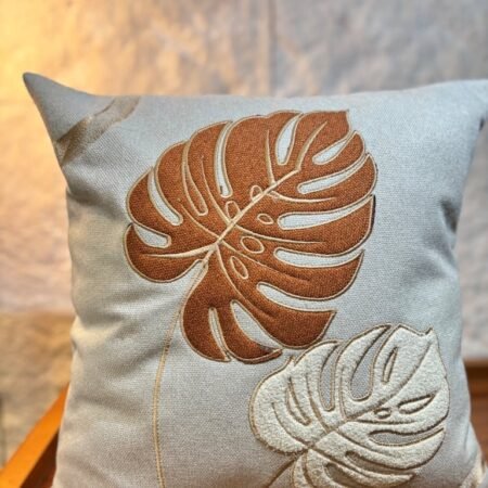 CAPA EM LINHO AVULSA 45X45 BORDADA COM APLICAÇÕES EM LINHO TERRACOTA