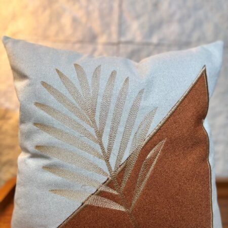 CAPA EM LINHO AVULSA 45X45 BORDADA COM APLICAÇÕES EM LINHO TERRACOTA