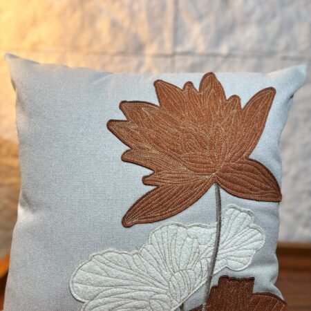 CAPA EM LINHO AVULSA 45X45 BORDADA COM APLICAÇÕES EM LINHO TERRACOTA