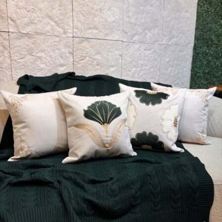 KIT C/ 4 CAPAS 45X5 VERDE MILITAR SENDO DUAS BORDADAS EM LINHO E DUAS COM APLICAÇÕES
