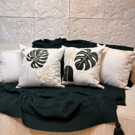 KIT C/ 4 CAPAS 45X5 VERDE MILITAR SENDO DUAS BORDADAS EM LINHO E DUAS COM APLICAÇÕES
